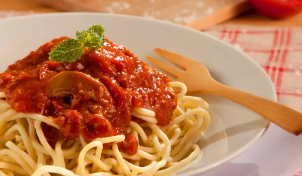 Pasta with Mushrooms and Tomato Sauce