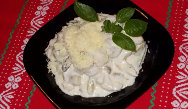 Tasty Chicken with Cream and Mushrooms