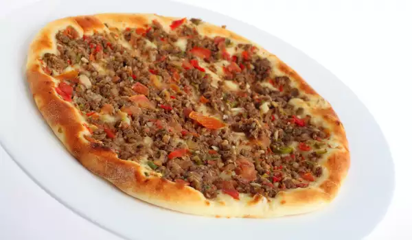 Pizza with Mince and Peppers