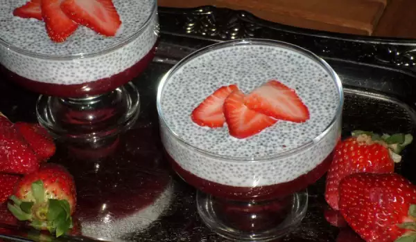 Healthy Pudding with Strawberries and Chia