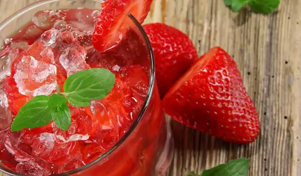 Frozen Dessert with Strawberries and Wine