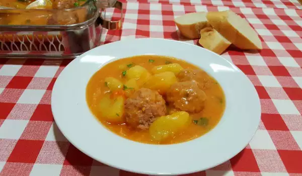 Country-Style Stew with Potatoes and Meatballs