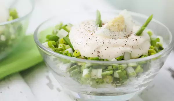 Green Garlic and Yoghurt Sauce Salad