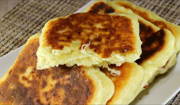 Pan-Cooked Pitas Stuffed with Cheese