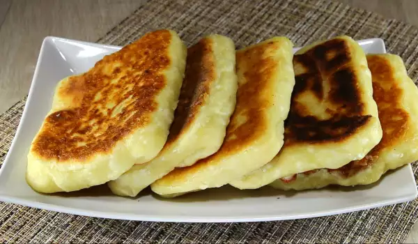 Pan-Cooked Pitas Stuffed with Cheese