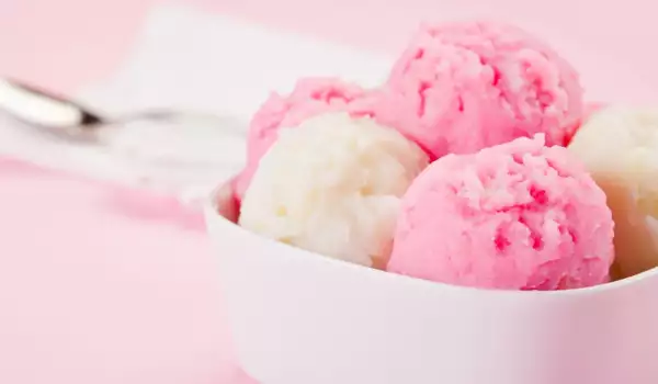 Sugar-Free Ice Cream with Strawberries