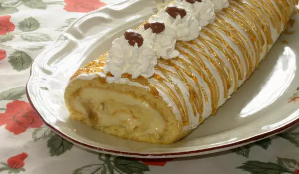 Roll with Homemade Cream, Bananas and Chocolate Crispies