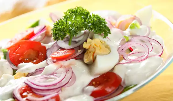 Autumn Salad with Yogurt Sauce