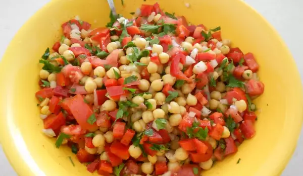 Salad with Chickpeas and Peppers