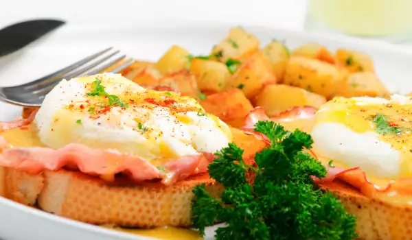 Sandwiches with Ham and Poached Eggs
