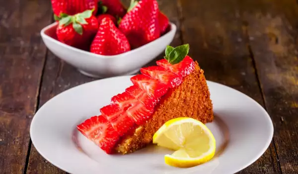 Economical Cake with Strawberries