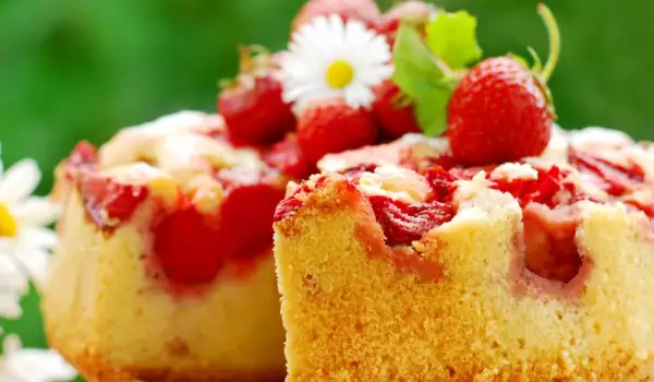 Fluffy Pie with Strawberries