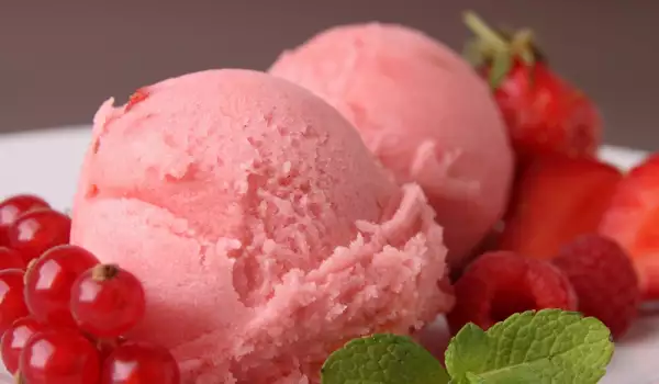 Strawberry Ice Cream with Yogurt
