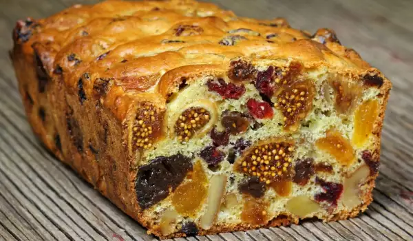 Cake with Dried Fruits