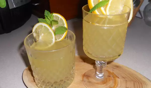 Summer Beverage of Elder, Lemons and Mint