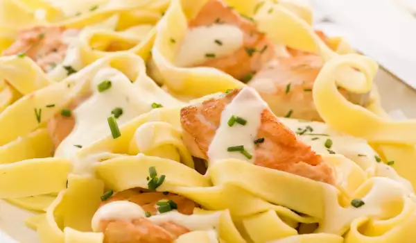 Fettuccine with Salmon and Spinach
