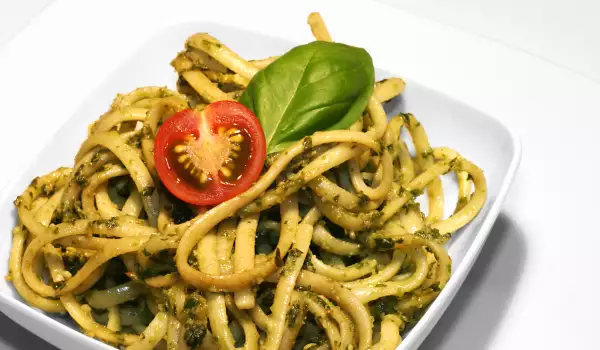 Spaghetti with Spinach Sauce
