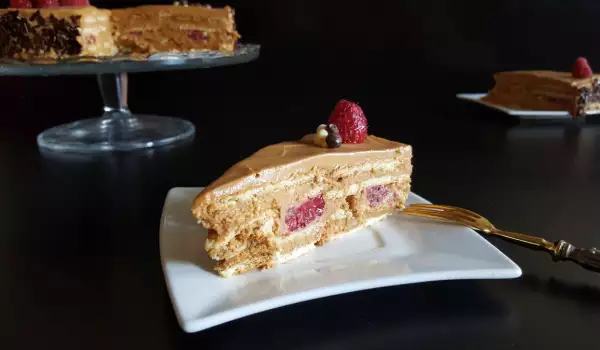 Cake with Raspberries and Dulce de Leche