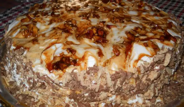 Cake with Caramelized Walnuts and Cream