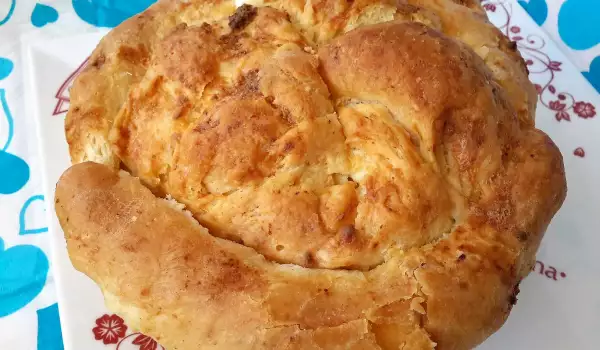 Round Pastry Pie with Yeast
