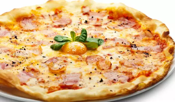 Pizza with Bacon and Cream