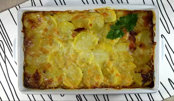 Casserole with Potatoes, Bacon and Cream